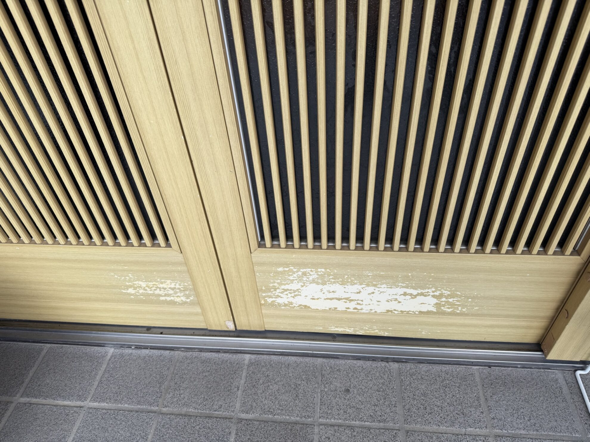 大垣市の住宅で撮影した高圧洗浄前の玄関まわり。汚れや劣化が見られ、洗浄方法に注意が必要な状態