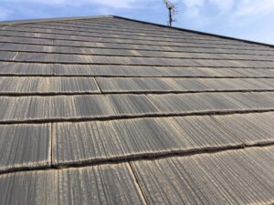 大垣市の住宅の屋根で見られる色あせ・防水性低下のサイン。劣化診断時に撮影