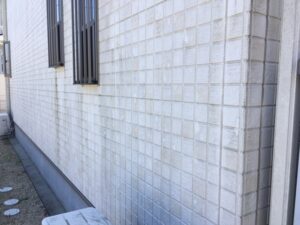 外壁表面の汚れやくすみが目立つ状態。防水性能低下のサインとして確認(大垣市・劣化診断)