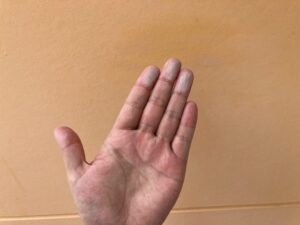 外壁を触った際に白い粉が付着するチョーキング現象の例。塗膜劣化のサイン(大垣市)