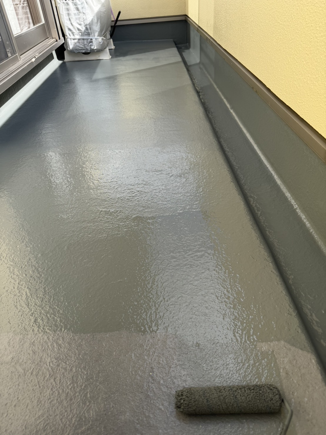 大垣市 ベランダ防水 トップコート塗布中