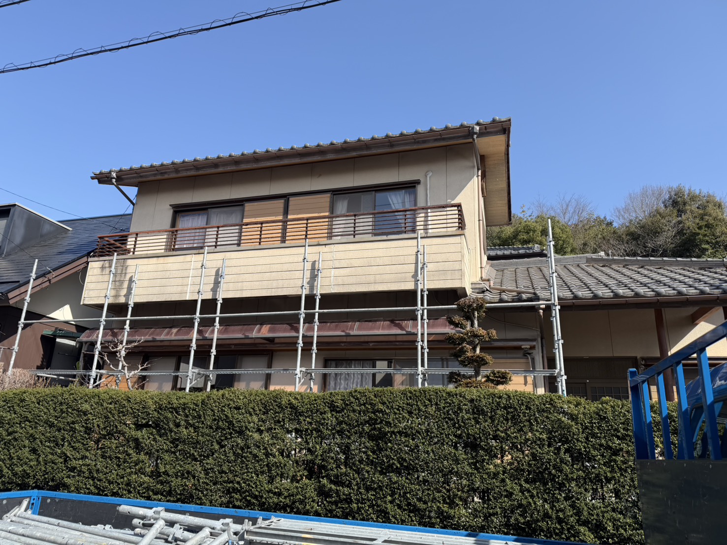 本巣市 外壁塗装工事 足場組立中の様子