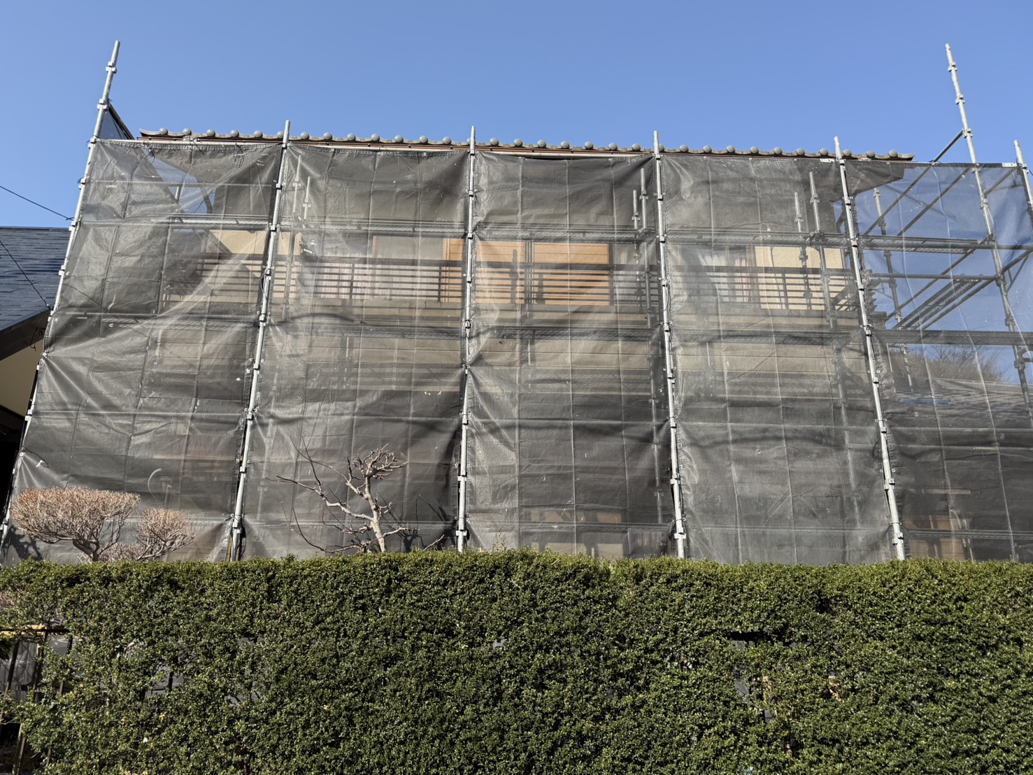 本巣市 外壁塗装工事 足場組立完了・メッシュシート設置後の状態