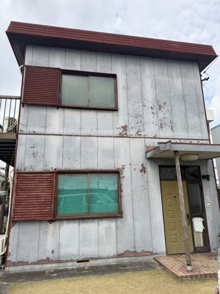 一宮市｜同一現場2棟同時施工！外壁・屋根塗装の劣化状況と足場組立【施工レポート①】