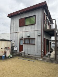 一宮市 外壁塗装 施工前 側面 塗膜の剥がれと劣化が確認できる状態