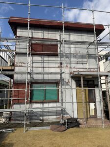 一宮市 外壁塗装 足場組立中 外壁の塗装剥がれが確認できる様子