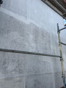 一宮市 外壁塗装 下塗り施工中 専用下塗り材塗布 ペイントホームズ大垣店