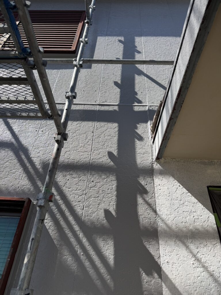 【一宮市】外壁塗装・屋根塗装 施工レポート③｜中塗り・上塗り・雨戸塗装・完成