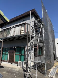一宮市 外壁塗装 建物A 上塗り前 足場あり ペイントホームズ大垣店