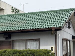 一宮市 屋根塗装 建物B 瓦屋根 中塗り施工中 ペイントホームズ大垣店