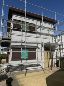 一宮市 外壁塗装 建物A 上塗り完了 足場あり② ペイントホームズ大垣店