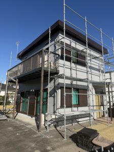 一宮市 外壁塗装 建物A 上塗り完了 足場あり① ペイントホームズ大垣店