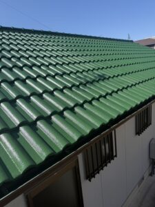 一宮市 屋根塗装 建物B 瓦屋根 施工前 苔・藻が全体に付着している状態 ペイントホームズ大垣店