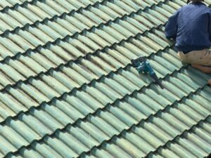 一宮市 屋根塗装 瓦屋根 高圧洗浄不可 手作業・電動工具で苔・旧塗膜を除去している様子