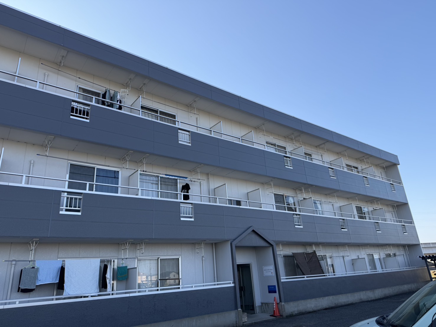 大垣市アパート外壁塗装 施工完了後|ベランダ部分にグレー系アクセントカラーが映える完成外観