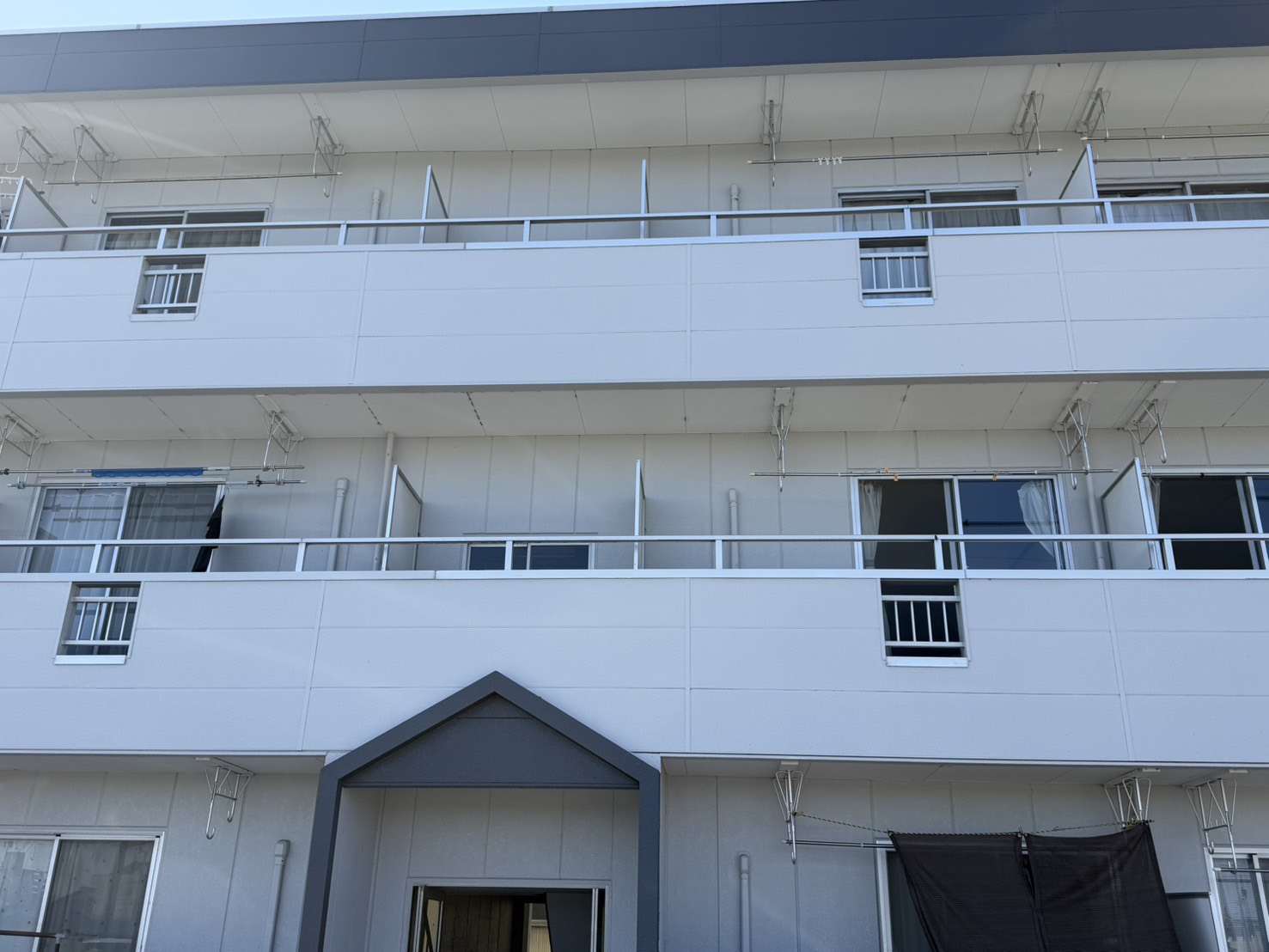 大垣市アパート外壁塗装 施工前①|白を基調とした外観全体の様子