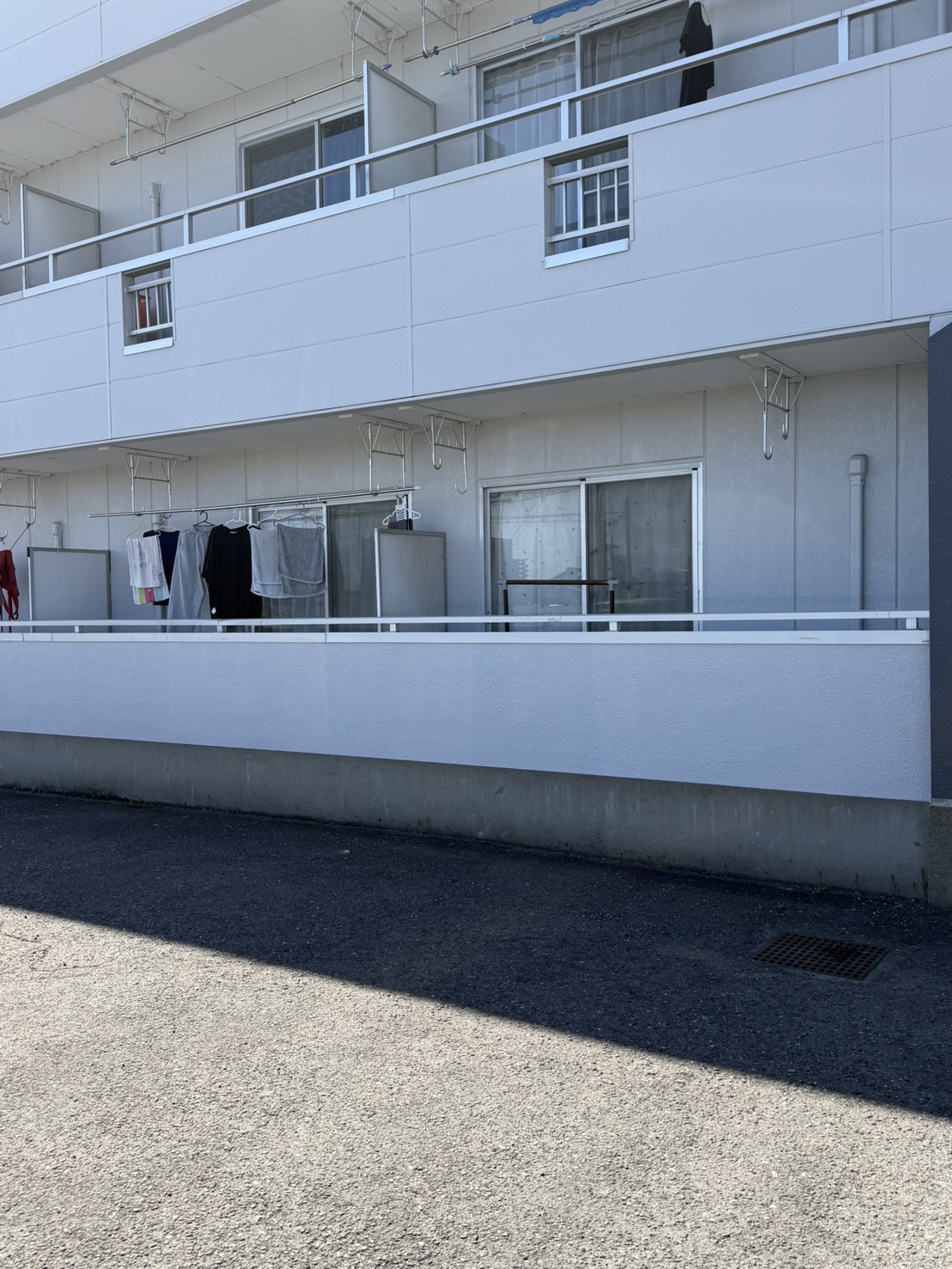 大垣市アパート外壁塗装 施工前②|ベランダ手すり・1階部分の外壁の状態