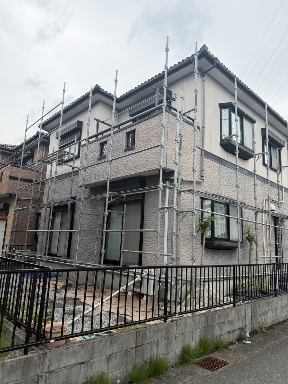 安八郡神戸町 外壁塗装 K様邸 足場組立後の外観