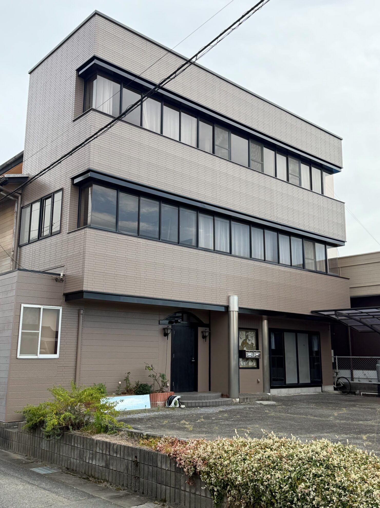 大垣市H様邸の外壁塗装完了後の3階建て住宅外観