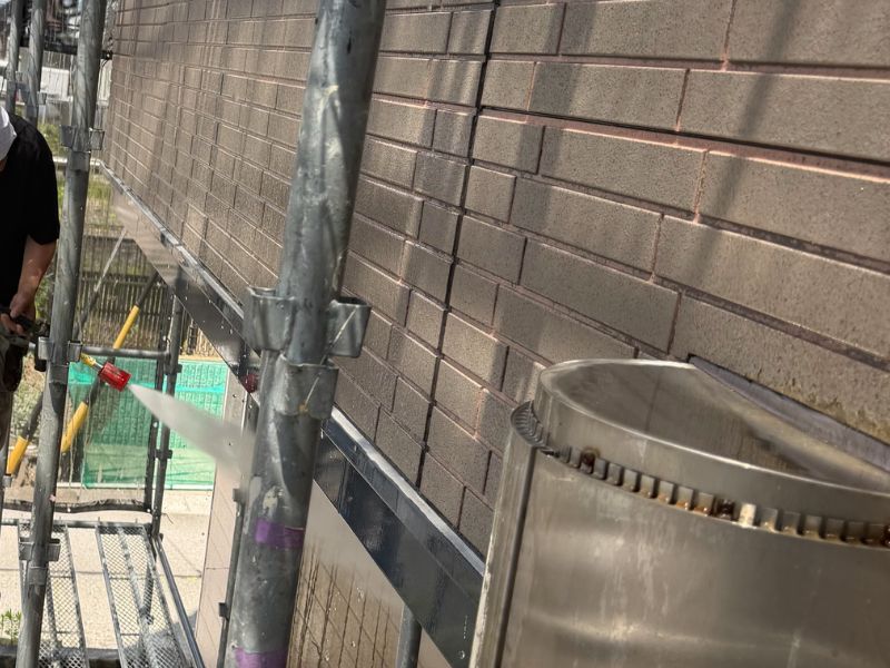 大垣市H様邸の外壁塗装前に足場上から高圧洗浄を行っている作業写真