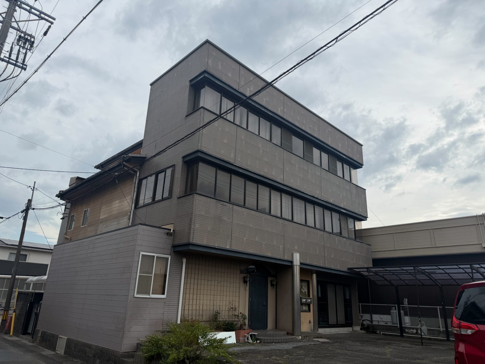 大垣市H様邸の外壁塗装施工前の3階建て住宅外観