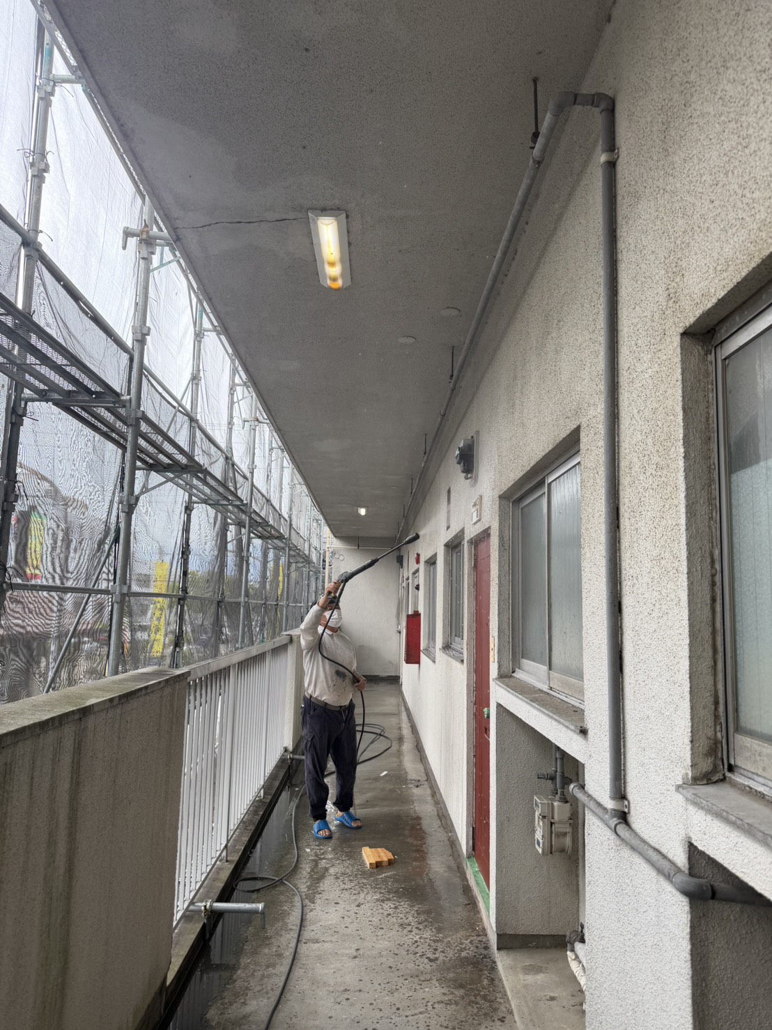大垣市禾森のアパート共用廊下で高圧洗浄を行っている様子