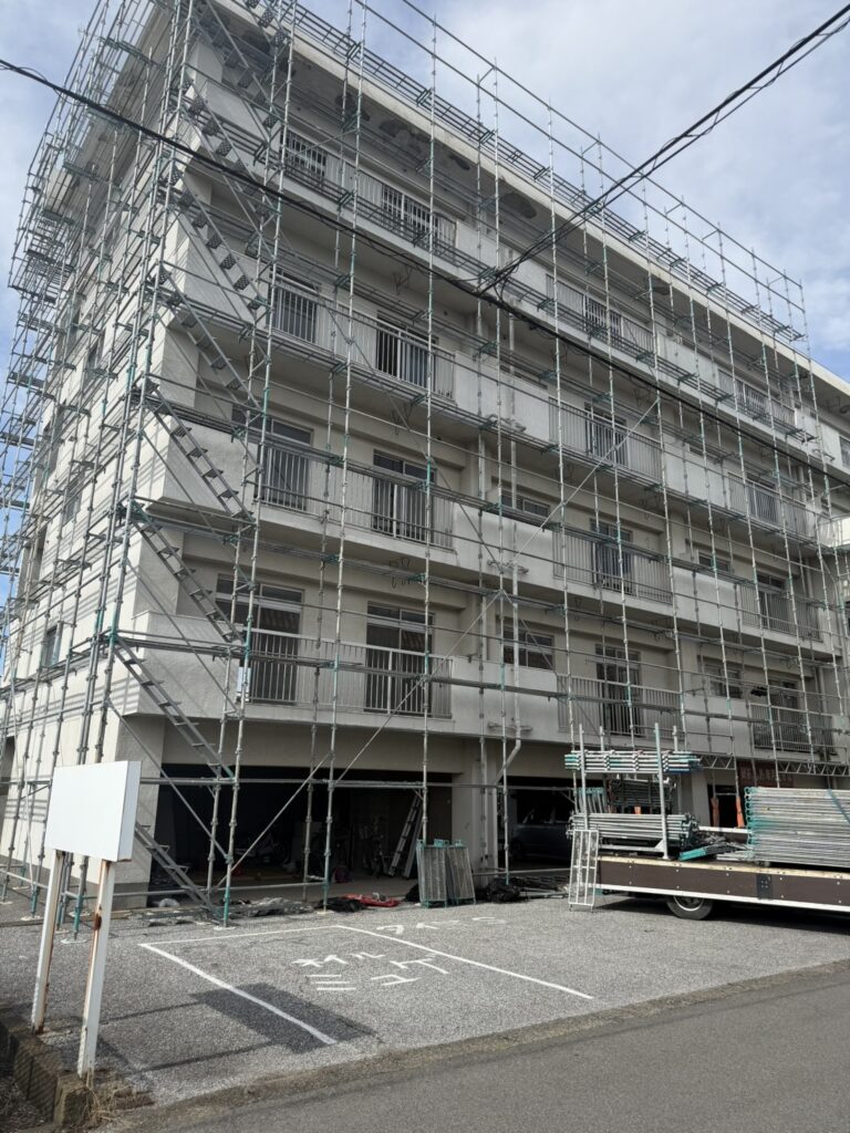 大垣市禾森でアパート外壁塗装｜共用部の高圧洗浄・外壁と軒天補修
