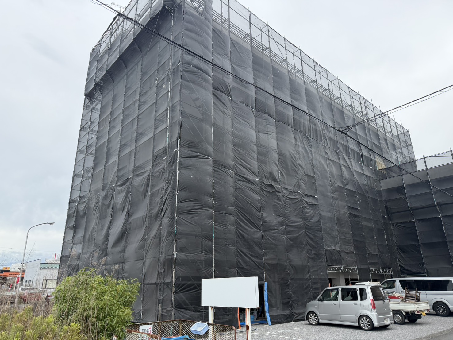 大垣市禾森のアパート塗装工事で飛散防止メッシュシートを設置した様子